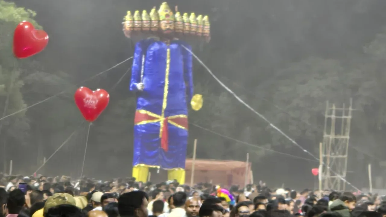 बी.टी.आई. मैदान में भव्य आतिशबाजी के साथ हुआ रावण दहन, खम्हारडीह के 78वें दशहरा उत्सव में उमड़ा जनसैलाब, पढ़ें पूरी जानकारी 2 बी.टी.आई. मैदान में भव्य आतिशबाजी के साथ हुआ रावण दहन, खम्हारडीह के 78वें दशहरा उत्सव में उमड़ा जनसैलाब