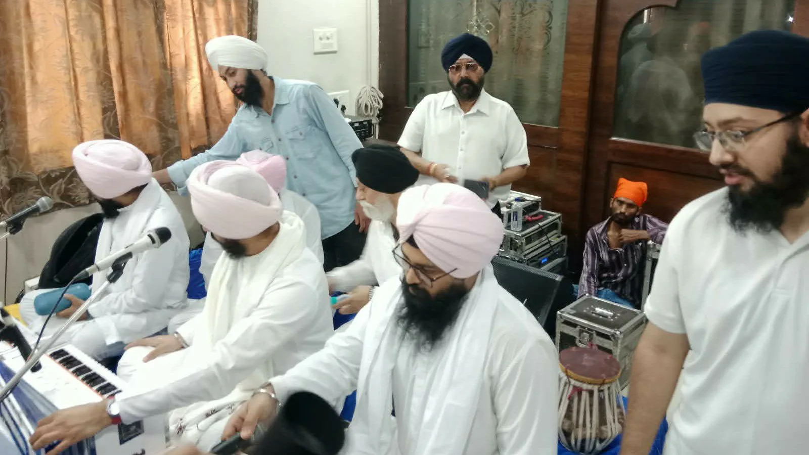 छत्तीसगढ़ सिक्ख फोरम लेडिस विंग द्वारा देवेंद्र नगर गुरुद्वारा में प्रसिद्ध रागी भाई जगजीत सिंह बबीहा ने गुरबाणी कीर्तन से संगत को किया निहाल, ग्रैंड ग्रुप के च, पढ़ें पूरी जानकारी 5 रायपुर के देवेंद्र नगर गुरुद्वारा में भाई जगजीत सिंह बबीहा ने किया कीर्तन, उमड़ी सिख समाज की भारी भीड़