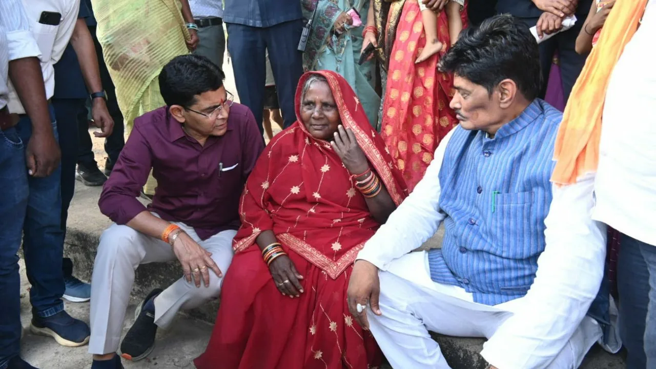 🅾️*गांव-गांव जनचौपाल, जन-जन का विश्वास; विकास और सुशासन को लेकर मैदान में उतरे नवीन अग्रवाल, पढ़ें पूरी जानकारी 4 रायपुर जिला पंचायत अध्यक्ष नवीन अग्रवाल की जनचौपाल से सुलझ रही जनसमस्याएं मंत्रियों ने सराहा विकास का मॉडल