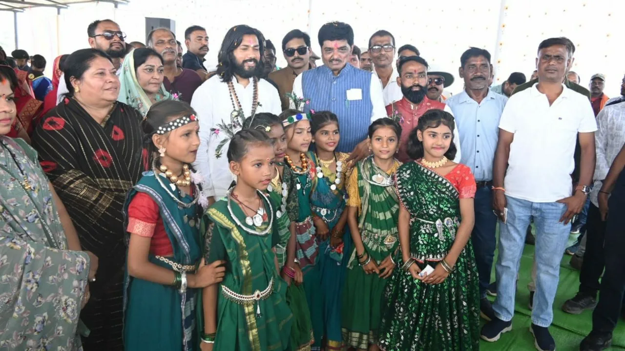 🅾️*गांव-गांव जनचौपाल, जन-जन का विश्वास; विकास और सुशासन को लेकर मैदान में उतरे नवीन अग्रवाल, पढ़ें पूरी जानकारी 5 रायपुर जिला पंचायत अध्यक्ष नवीन अग्रवाल की जनचौपाल से सुलझ रही जनसमस्याएं मंत्रियों ने सराहा विकास का मॉडल