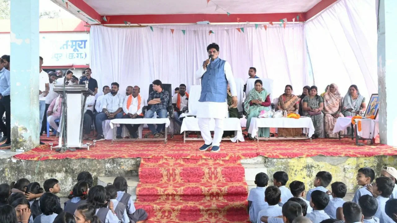 🅾️*गांव-गांव जनचौपाल, जन-जन का विश्वास; विकास और सुशासन को लेकर मैदान में उतरे नवीन अग्रवाल, पढ़ें पूरी जानकारी 2 रायपुर जिला पंचायत अध्यक्ष नवीन अग्रवाल की जनचौपाल से सुलझ रही जनसमस्याएं मंत्रियों ने सराहा विकास का मॉडल