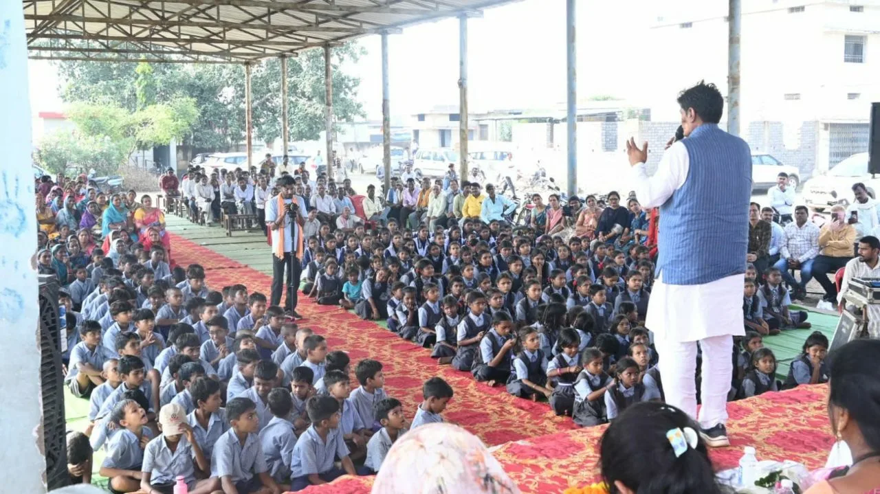 🅾️*गांव-गांव जनचौपाल, जन-जन का विश्वास; विकास और सुशासन को लेकर मैदान में उतरे नवीन अग्रवाल, पढ़ें पूरी जानकारी 3 रायपुर जिला पंचायत अध्यक्ष नवीन अग्रवाल की जनचौपाल से सुलझ रही जनसमस्याएं मंत्रियों ने सराहा विकास का मॉडल