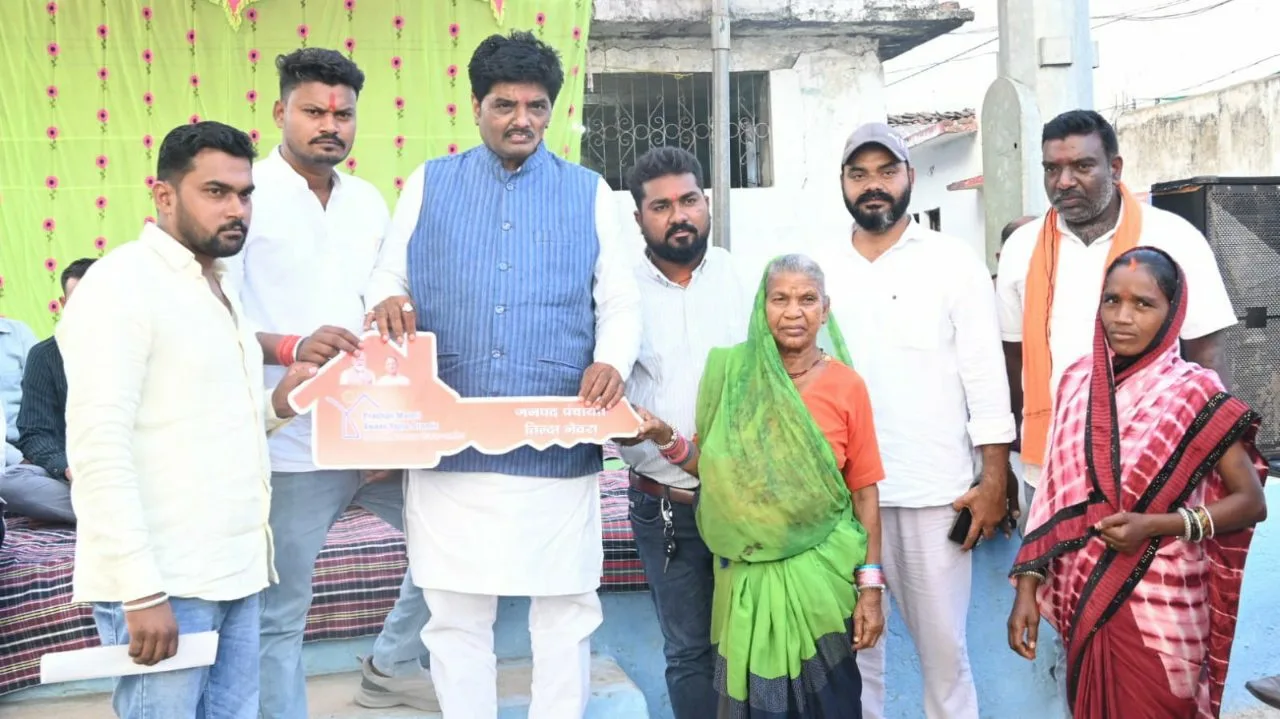🅾️*गांव-गांव जनचौपाल, जन-जन का विश्वास; विकास और सुशासन को लेकर मैदान में उतरे नवीन अग्रवाल, पढ़ें पूरी जानकारी 7 रायपुर जिला पंचायत अध्यक्ष नवीन अग्रवाल की जनचौपाल से सुलझ रही जनसमस्याएं मंत्रियों ने सराहा विकास का मॉडल