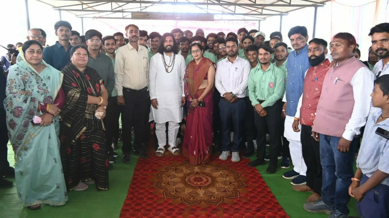 🅾️*गांव-गांव जनचौपाल, जन-जन का विश्वास; विकास और सुशासन को लेकर मैदान में उतरे नवीन अग्रवाल, पढ़ें पूरी जानकारी 9 रायपुर जिला पंचायत अध्यक्ष नवीन अग्रवाल की जनचौपाल से सुलझ रही जनसमस्याएं मंत्रियों ने सराहा विकास का मॉडल