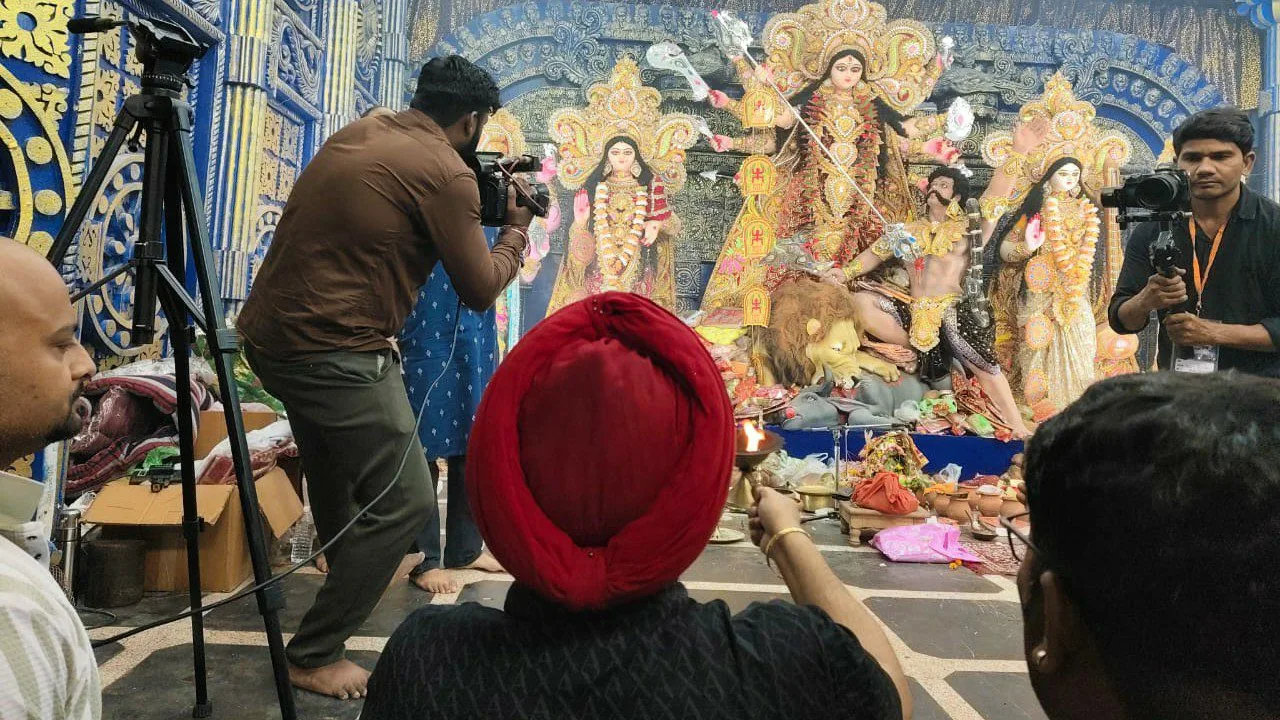 माना कैंप में पुरी के जगन्नाथ मंदिर की तर्ज पर बना भव्य दुर्गा पंडाल, ग्रैंड ग्रुप के चेयरमैन गुरुचरण सिंह होरा ने किए मां के दर्शन, प्रदेशवासियों को दी शुभकामन, पढ़ें पूरी जानकारी 4 रायपुर के माना कैंप में पुरी जगन्नाथ मंदिर की तर्ज पर बना भव्य दुर्गा पंडाल गुरुचरण सिंह होरा ने की पूजा