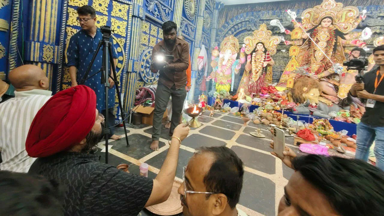 माना कैंप में पुरी के जगन्नाथ मंदिर की तर्ज पर बना भव्य दुर्गा पंडाल, ग्रैंड ग्रुप के चेयरमैन गुरुचरण सिंह होरा ने किए मां के दर्शन, प्रदेशवासियों को दी शुभकामन, पढ़ें पूरी जानकारी 2 रायपुर के माना कैंप में पुरी जगन्नाथ मंदिर की तर्ज पर बना भव्य दुर्गा पंडाल गुरुचरण सिंह होरा ने की पूजा