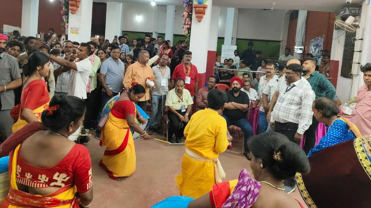 माना कैंप में पुरी के जगन्नाथ मंदिर की तर्ज पर बना भव्य दुर्गा पंडाल, ग्रैंड ग्रुप के चेयरमैन गुरुचरण सिंह होरा ने किए मां के दर्शन, प्रदेशवासियों को दी शुभकामन, पढ़ें पूरी जानकारी 7 रायपुर के माना कैंप में पुरी जगन्नाथ मंदिर की तर्ज पर बना भव्य दुर्गा पंडाल गुरुचरण सिंह होरा ने की पूजा