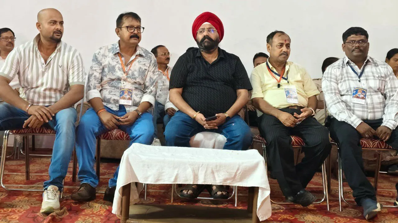 माना कैंप में पुरी के जगन्नाथ मंदिर की तर्ज पर बना भव्य दुर्गा पंडाल, ग्रैंड ग्रुप के चेयरमैन गुरुचरण सिंह होरा ने किए मां के दर्शन, प्रदेशवासियों को दी शुभकामन, पढ़ें पूरी जानकारी 3 रायपुर के माना कैंप में पुरी जगन्नाथ मंदिर की तर्ज पर बना भव्य दुर्गा पंडाल गुरुचरण सिंह होरा ने की पूजा