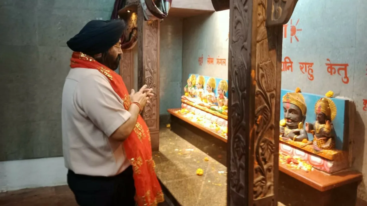 RAIPUR NEWS : नवरात्रि पर मां महाकाली के दरबार पहुंचे ग्रैंड ग्रुप के चेयरमैन गुरुचरण सिंह होरा, प्रदेशवासियों को दी शुभकामनाएं, ट्रस्ट ने नए भवन के निर्माण में, पढ़ें पूरी जानकारी 7 रायपुर में मां महाकाली के दरबार पहुंचे ग्रैंड ग्रुप के चेयरमैन गुरुचरण सिंह होरा मांगी खुशहाली