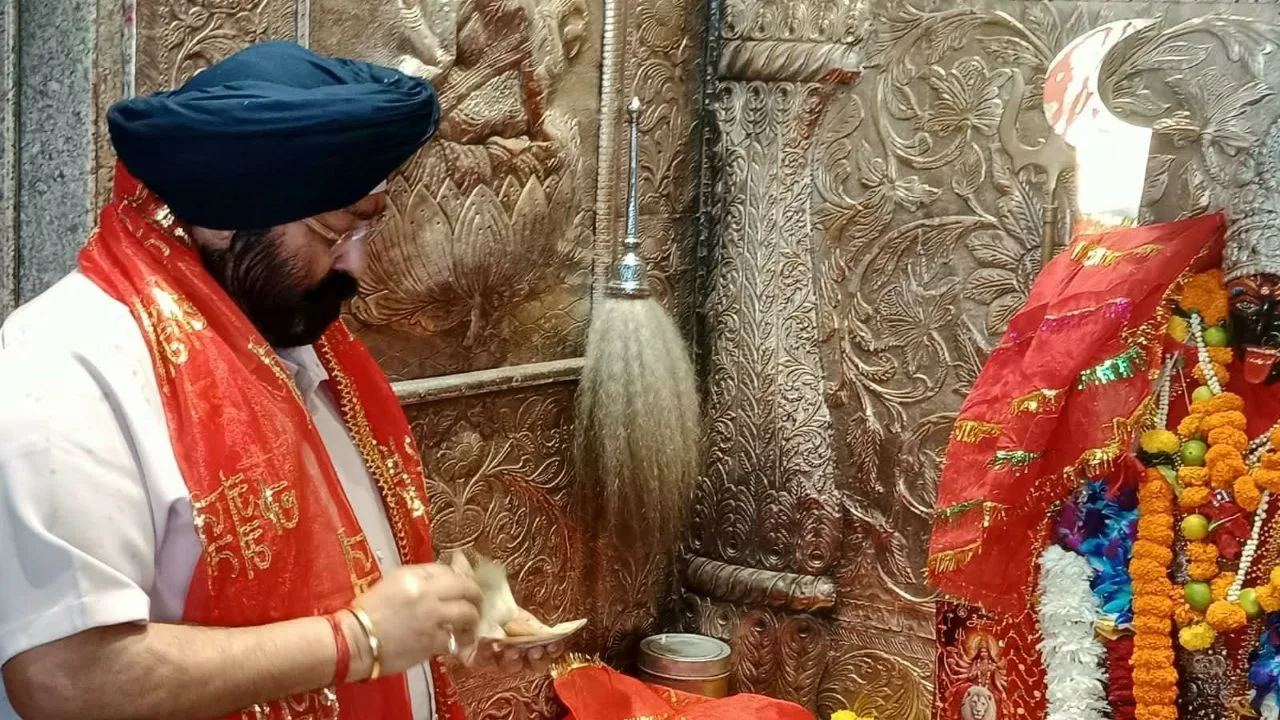 RAIPUR NEWS : नवरात्रि पर मां महाकाली के दरबार पहुंचे ग्रैंड ग्रुप के चेयरमैन गुरुचरण सिंह होरा, प्रदेशवासियों को दी शुभकामनाएं, ट्रस्ट ने नए भवन के निर्माण में, पढ़ें पूरी जानकारी 4 रायपुर में मां महाकाली के दरबार पहुंचे ग्रैंड ग्रुप के चेयरमैन गुरुचरण सिंह होरा मांगी खुशहाली