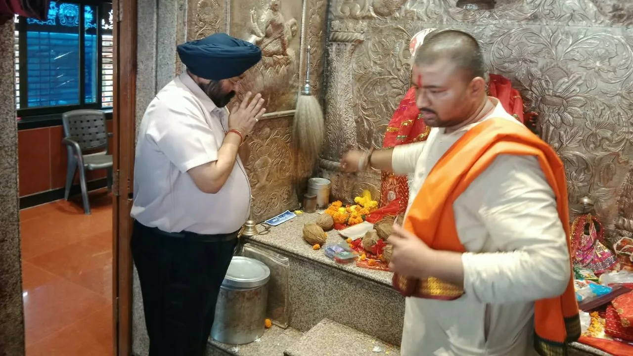 RAIPUR NEWS : नवरात्रि पर मां महाकाली के दरबार पहुंचे ग्रैंड ग्रुप के चेयरमैन गुरुचरण सिंह होरा, प्रदेशवासियों को दी शुभकामनाएं, ट्रस्ट ने नए भवन के निर्माण में, पढ़ें पूरी जानकारी 6 रायपुर में मां महाकाली के दरबार पहुंचे ग्रैंड ग्रुप के चेयरमैन गुरुचरण सिंह होरा मांगी खुशहाली