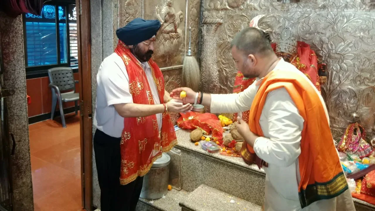 RAIPUR NEWS : नवरात्रि पर मां महाकाली के दरबार पहुंचे ग्रैंड ग्रुप के चेयरमैन गुरुचरण सिंह होरा, प्रदेशवासियों को दी शुभकामनाएं, ट्रस्ट ने नए भवन के निर्माण में, पढ़ें पूरी जानकारी 5 रायपुर में मां महाकाली के दरबार पहुंचे ग्रैंड ग्रुप के चेयरमैन गुरुचरण सिंह होरा मांगी खुशहाली