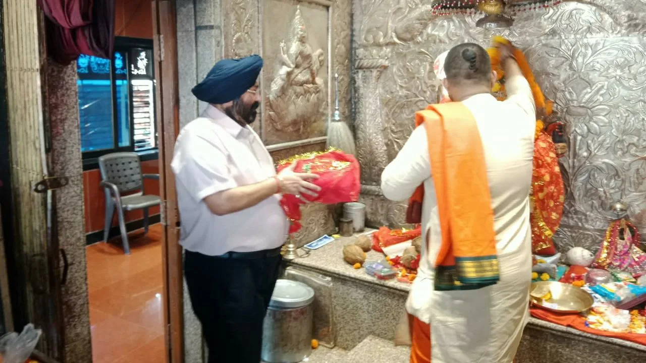 RAIPUR NEWS : नवरात्रि पर मां महाकाली के दरबार पहुंचे ग्रैंड ग्रुप के चेयरमैन गुरुचरण सिंह होरा, प्रदेशवासियों को दी शुभकामनाएं, ट्रस्ट ने नए भवन के निर्माण में, पढ़ें पूरी जानकारी 3 रायपुर में मां महाकाली के दरबार पहुंचे ग्रैंड ग्रुप के चेयरमैन गुरुचरण सिंह होरा मांगी खुशहाली