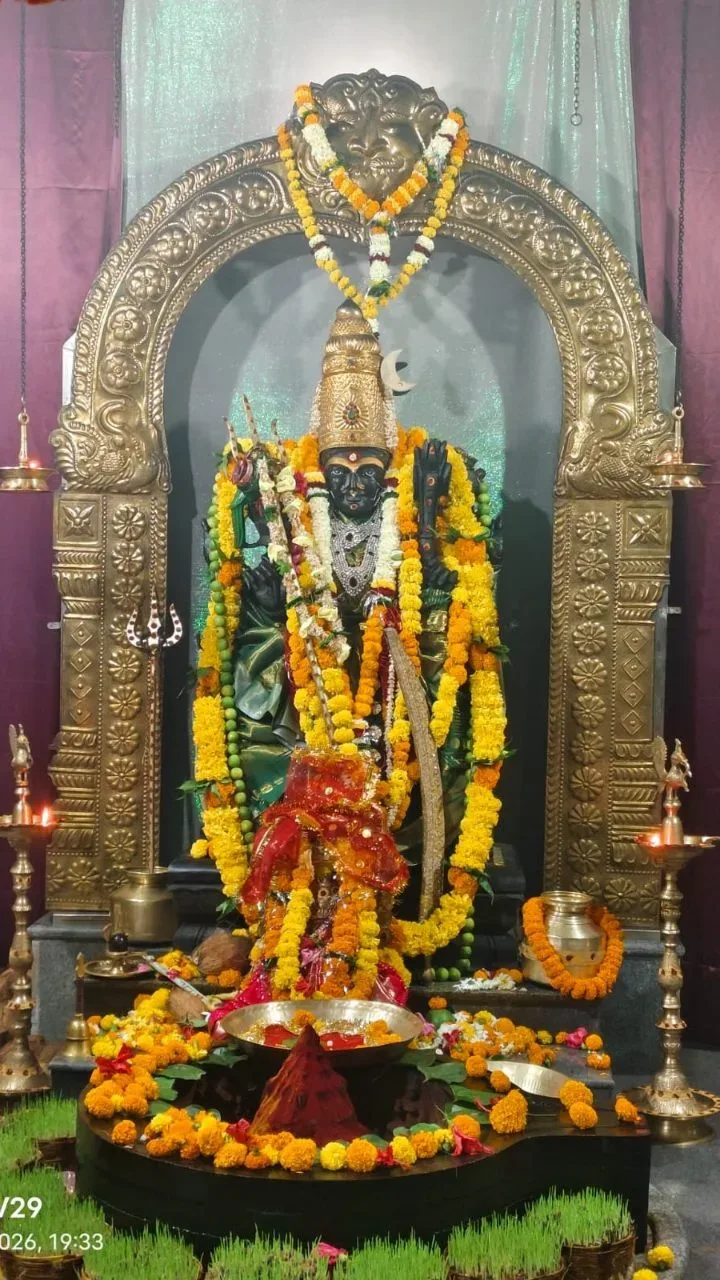 श्री श्री श्री कांची कामाक्षी देवी माता मंदिर, सेक्टर-5 भिलाई में धूमधाम से मना शारदीय नवरात्रि महोत्सव पर पूर्व विधानसभा अध्यक्ष प्रेम प्रकाश पाण्डेय हुए शामिल, पढ़ें पूरी जानकारी 3 भिलाई के कांची कामाक्षी देवी मंदिर में शारदीय नवरात्रि की धूम, पूर्व विधानसभा अध्यक्ष प्रेम प्रकाश पाण्डेय ने की पूजा-अर्चना
