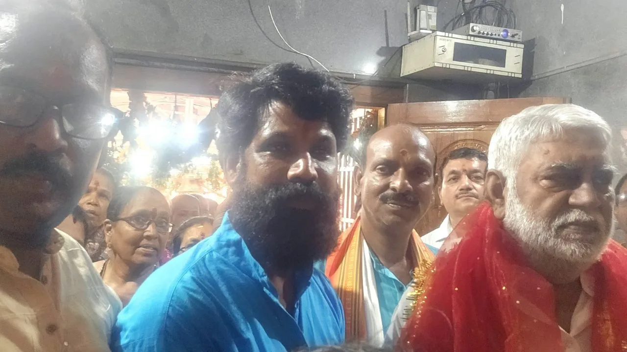 श्री श्री श्री कांची कामाक्षी देवी माता मंदिर, सेक्टर-5 भिलाई में धूमधाम से मना शारदीय नवरात्रि महोत्सव पर पूर्व विधानसभा अध्यक्ष प्रेम प्रकाश पाण्डेय हुए शामिल, पढ़ें पूरी जानकारी 4 भिलाई के कांची कामाक्षी देवी मंदिर में शारदीय नवरात्रि की धूम, पूर्व विधानसभा अध्यक्ष प्रेम प्रकाश पाण्डेय ने की पूजा-अर्चना