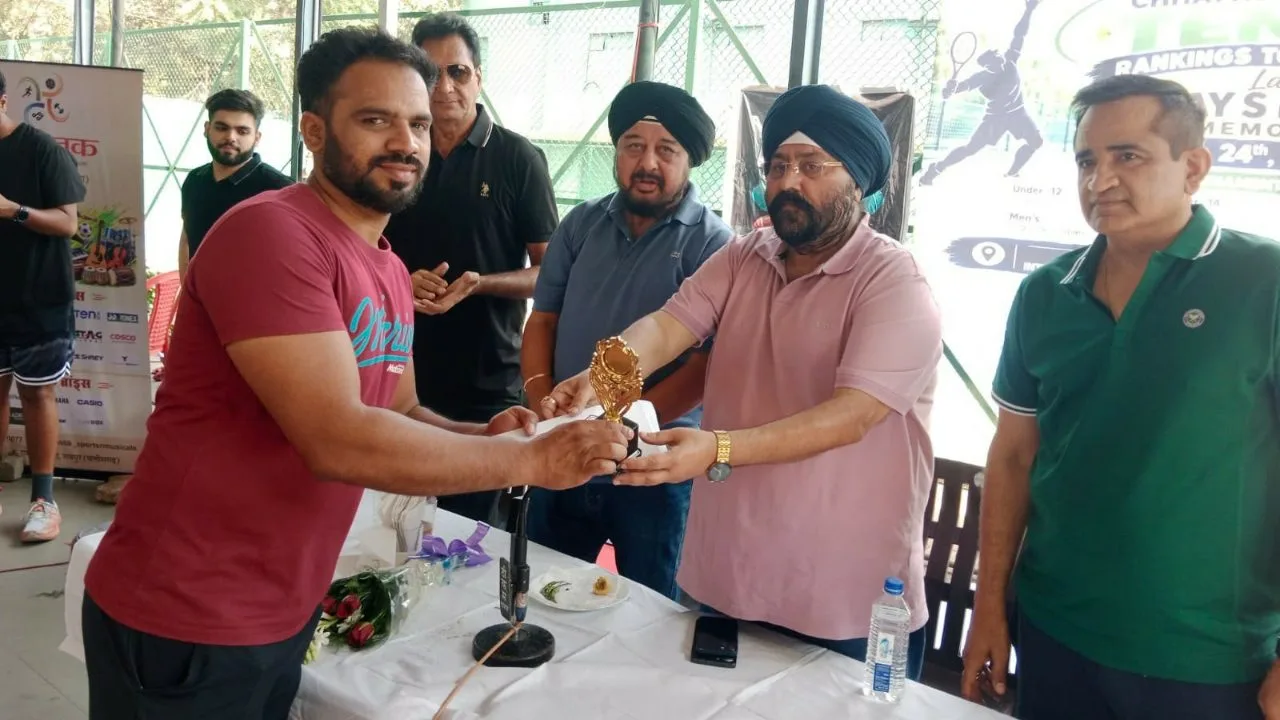 स्वर्गीय अजय निहलानी मेमोरियल टेनिस टूर्नामेंट का समापन, मुख्य अतिथि नान अध्यक्ष संजय श्रीवास्तव और छत्तीसगढ़ टेनिस संघ महासचिव गुरुचरण सिंह होरा ने विजेताओं क, पढ़ें पूरी जानकारी 9 रायपुर में स्वर्गीय अजय निहलानी मेमोरियल टेनिस टूर्नामेंट का समापन विजेताओं को किया गया सम्मानित